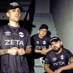 (De atrás hacia delante) MegaMax, DeqiuV e Imantado, creadores de contenido de ZETA Gaming