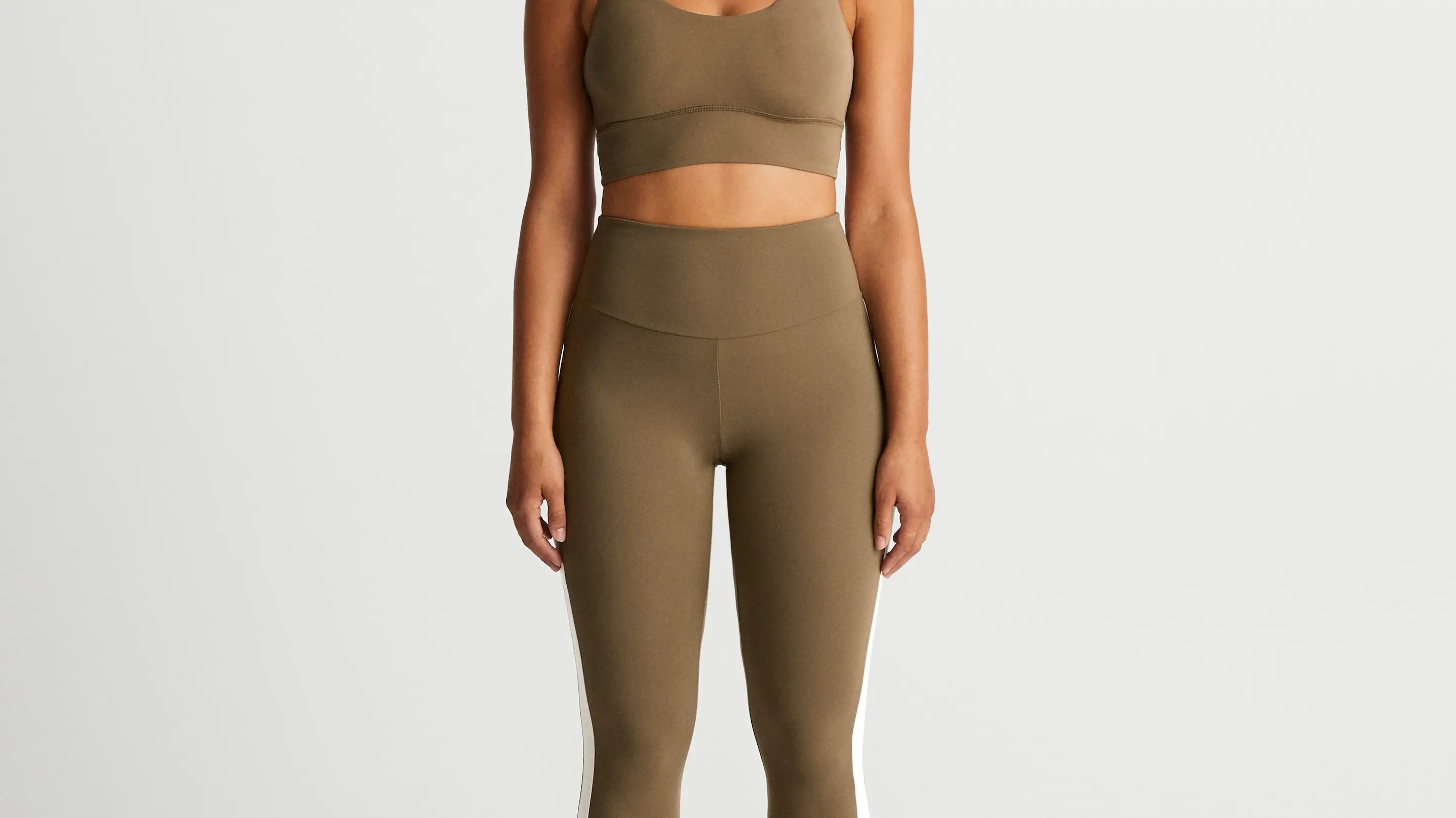 Sujetador deportivo espalda tiras y leggings tobilleros high rise comfortlux, de Oysho