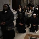 En una imagen de esta mañana se observa a monjas de rodillas ante el Papa Emérito