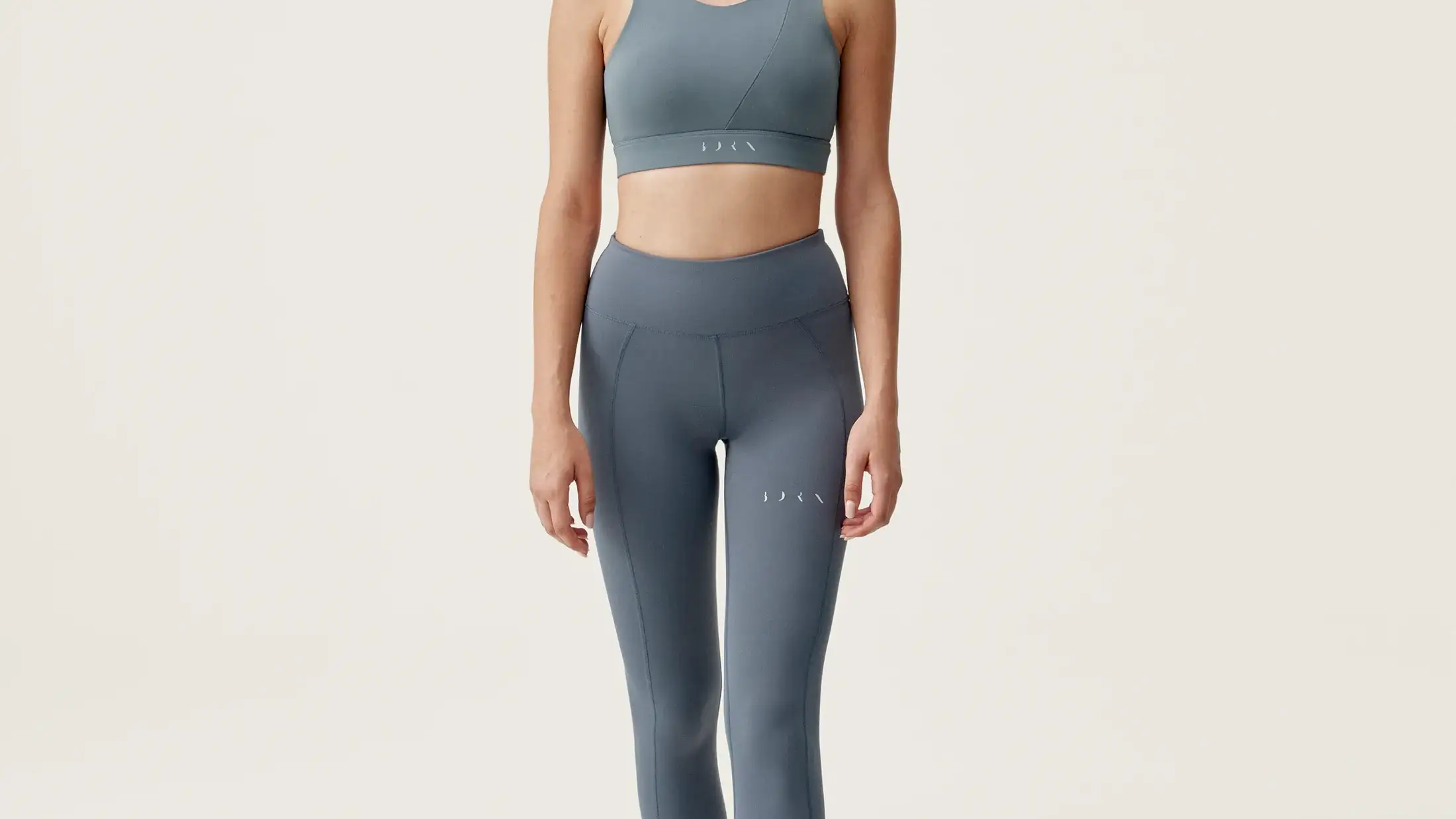 Top Gaia Stormy Grey y legging Gaia Stormy Grey, de Born Living Yoga