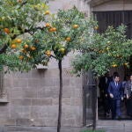 El presidente Pere Aragonès, acompañado por la consellera de presidencia Laura Vilagrà, se dirigen hacia la primera reunión del Consejo Ejecutivo en este 2023