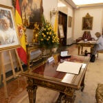 Varias personas firman en el libro de condolencias de la Nunciatura por la muerte de Benedicto XVI