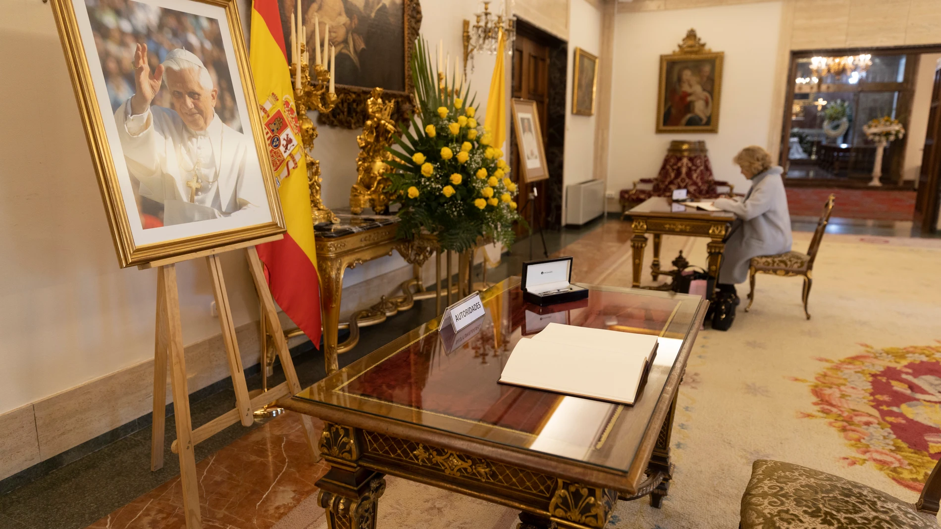 Varias personas firman en el libro de condolencias de la Nunciatura por la muerte de Benedicto XVI