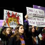 Un grupo de mujeres con pancartas durante una manifestación contra las violencias machistas