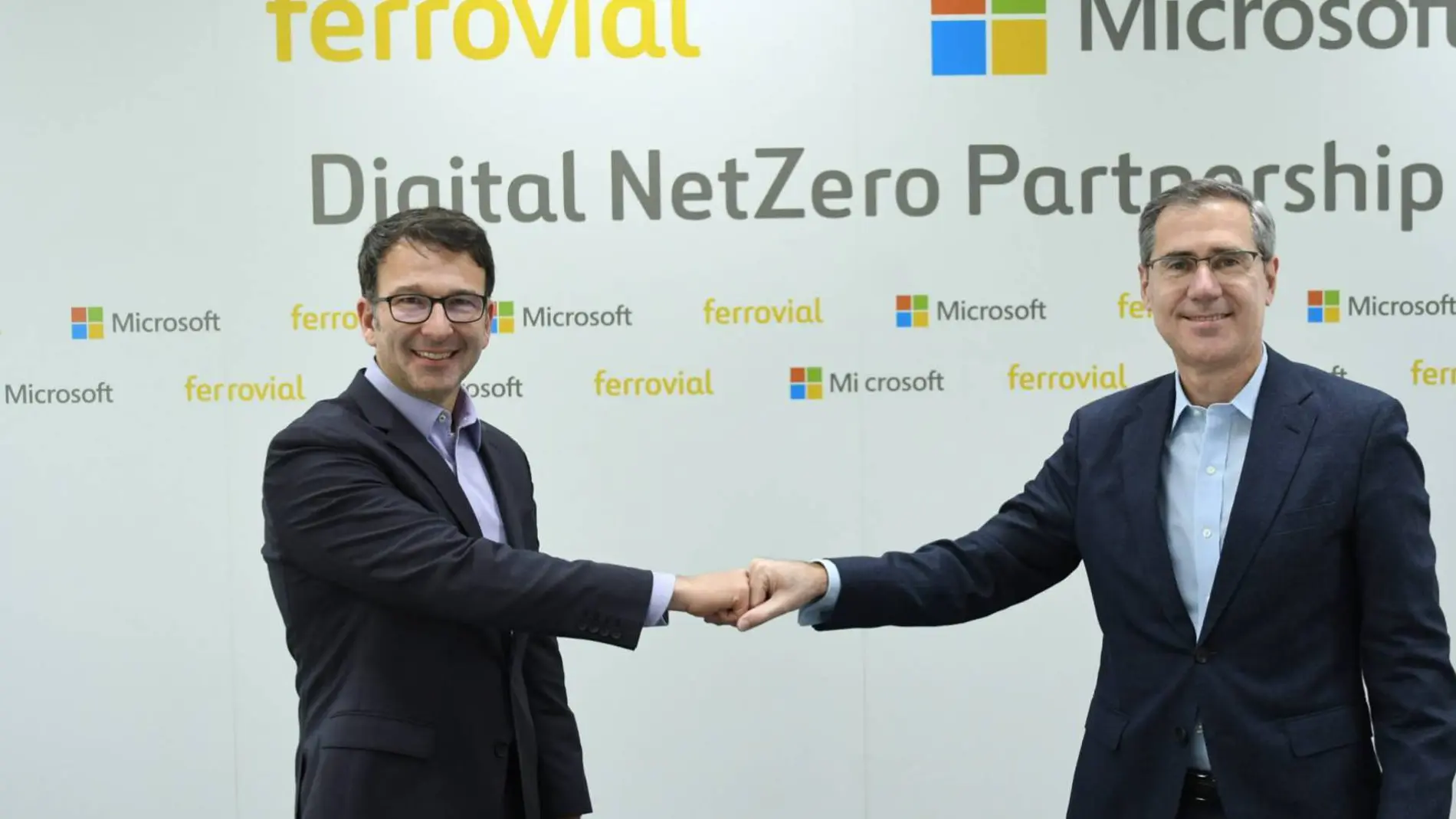Judson Althoff, vicepresidente ejecutivo de Microsoft, junto a Ignacio Madridejos, CEO de Ferrovial, durante la firma del acuerdo