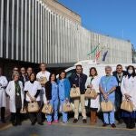 Entrega de los 100 menús navideños a los profesionales del Área de Gestión Sanitaria Sur de Sevilla