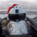 Un piloto ucraniano vestido de Papa Noel a bordo de un MiG-29