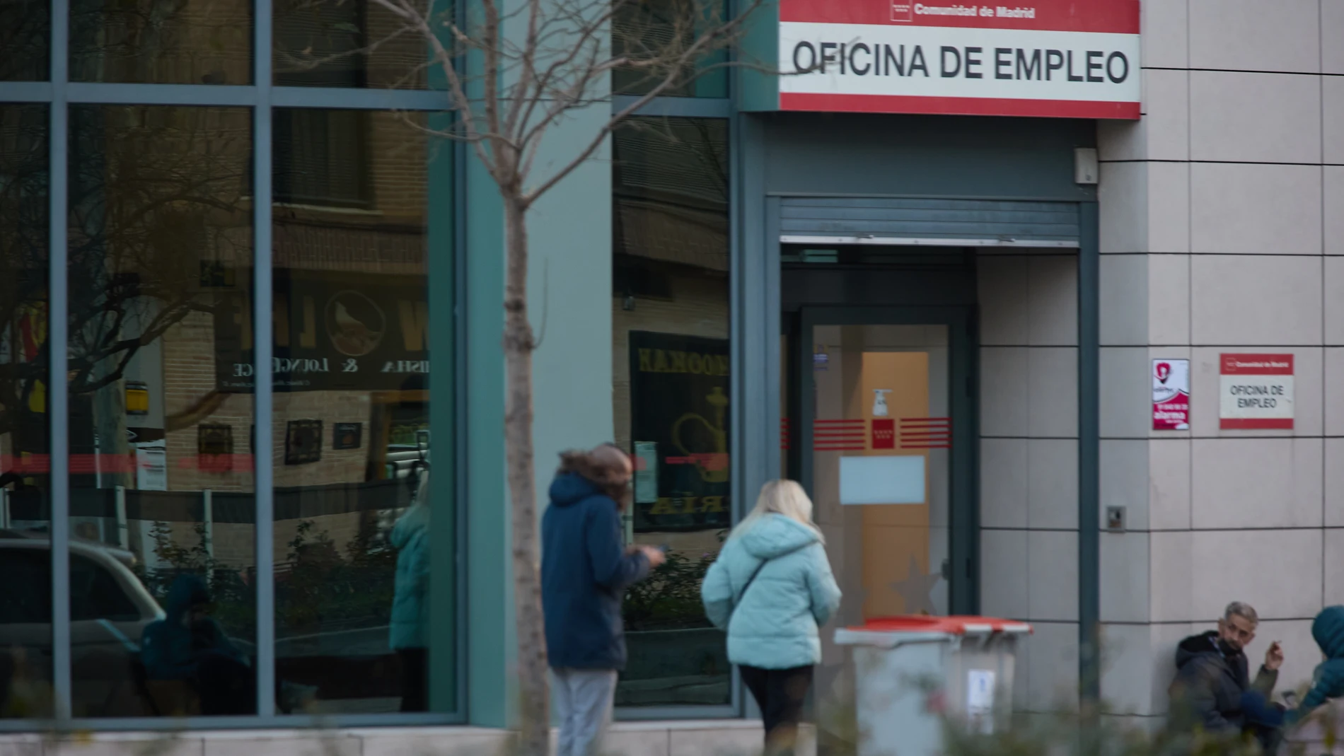 Dos personas en la puerta de la Oficina de Empleo en Madrid