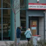 Dos personas en la puerta de la Oficina de Empleo en Madrid