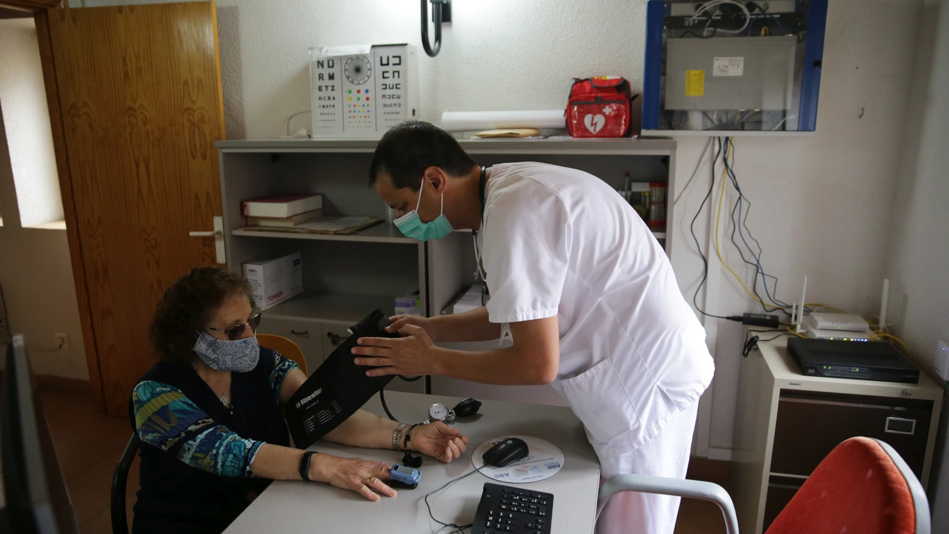 Atención a una paciente en el centro de salud de Buitrago del Lozoya en Madrid