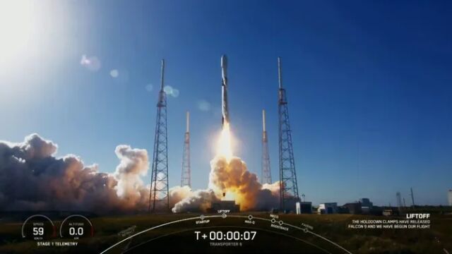 Imagen del despegue de Menut a bordo de un cohete de SpaceX desde Cabo Cañaberal