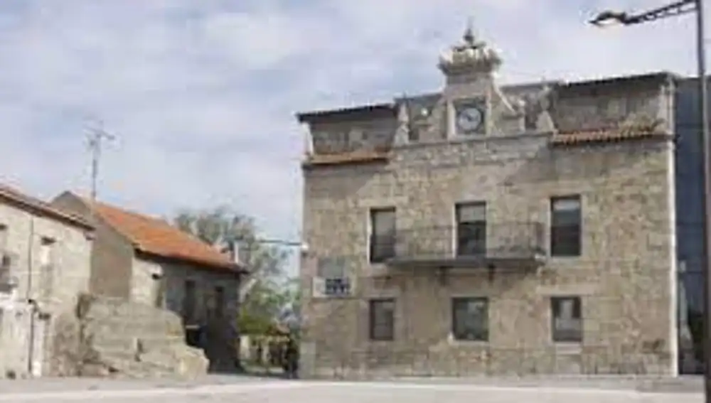 Piedra del Concejo con el Ayuntamiento al lado