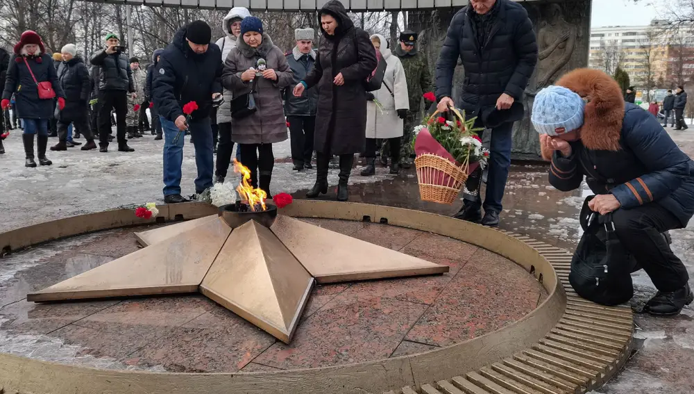 Foto facilitada por la administración de Tolyatti muestra a los lugareños colocando ofrendas florales en el Monumento de la Llama Eterna durante una concentración matutina tras la muerte de militares locales en Makiivka, en Tolyatti, región de Samara