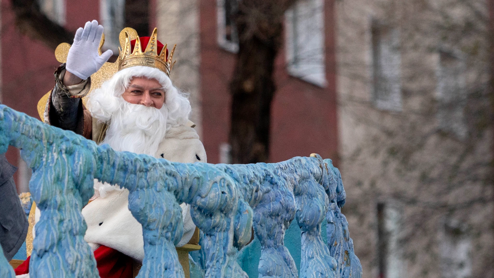 Un Rey saluda en la Cabalgata de Reyes 