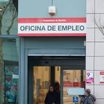 Dos personas en la puerta de la oficina del Servicio Público de Empleo Estatal (SEPE), en Madrid