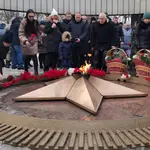 Foto facilitada por la administración de Tolyatti muestra a los lugareños colocando ofrendas florales en el Monumento de la Llama Eterna durante una concentración matutina tras la muerte de militares locales en Makiivka, en Tolyatti, región de Samara, hoy