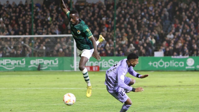 El defensa senegalés del Cacereño Samuel Gomis Mendy disputa el balón ante Rodrygo, delantero brasileño del Real Madrid, durante el partido correspondiente a los dieciseisavos de final de la Copa del Rey