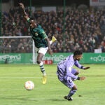 El defensa senegalés del Cacereño Samuel Gomis Mendy disputa el balón ante Rodrygo, delantero brasileño del Real Madrid, durante el partido correspondiente a los dieciseisavos de final de la Copa del Rey