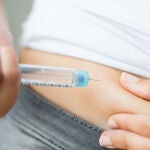 Mujer con diabetes, pinchando insulina