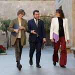 El presidente de la Generalitat, Pere Aragonès , acompañado por la consellera de Acción Exterior, Meritxell Serret y la consellera de Igualdad, Tània Verge, se dirigen hacia una reunión con una representación de activistas iranís