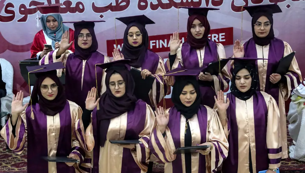Chicas afganas de una universidad privada celebran su graduación en Kabul
