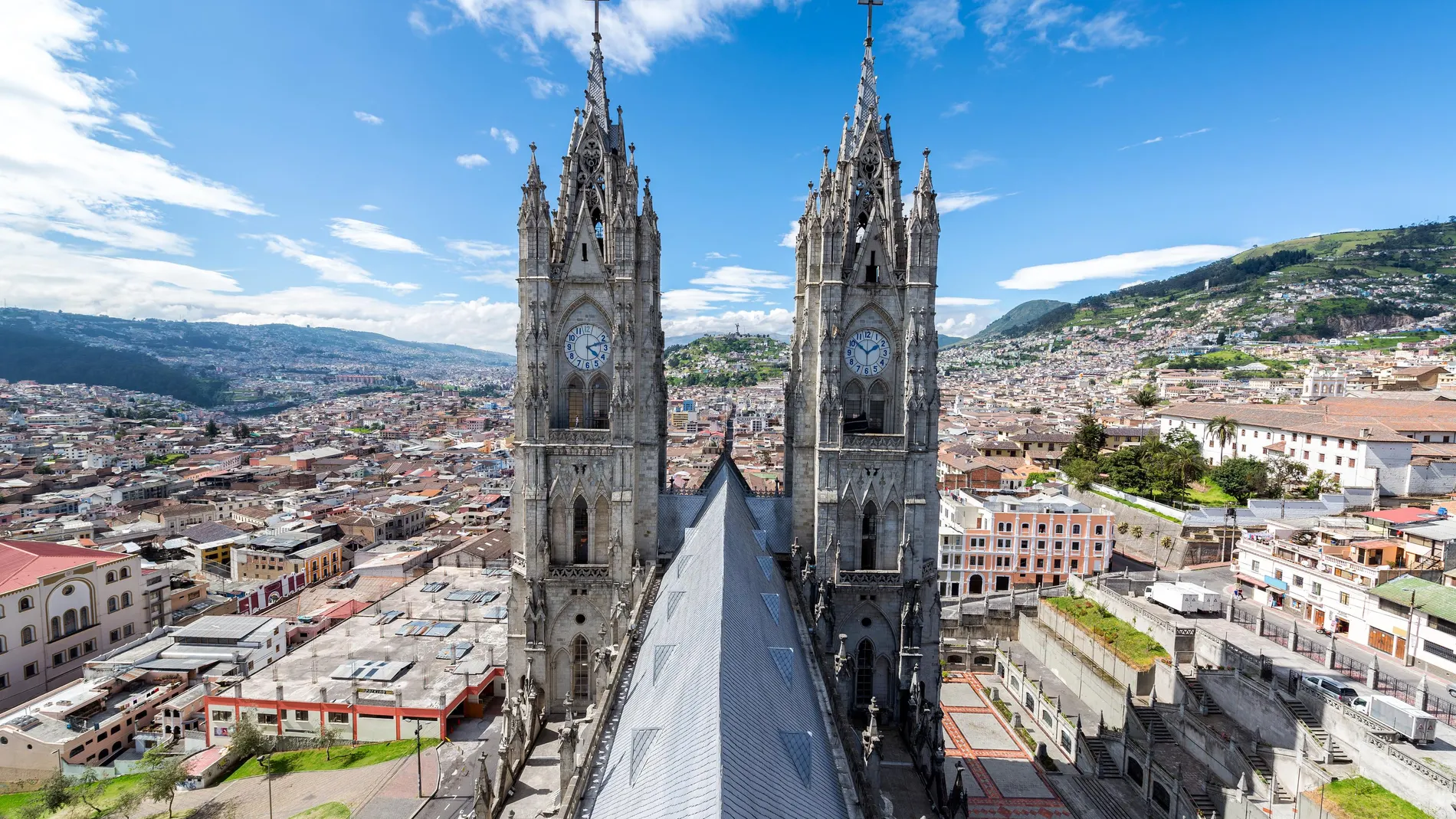 Vista panorámica del encanto de esta histórica ciudad con las torres de su basílica en primer plano