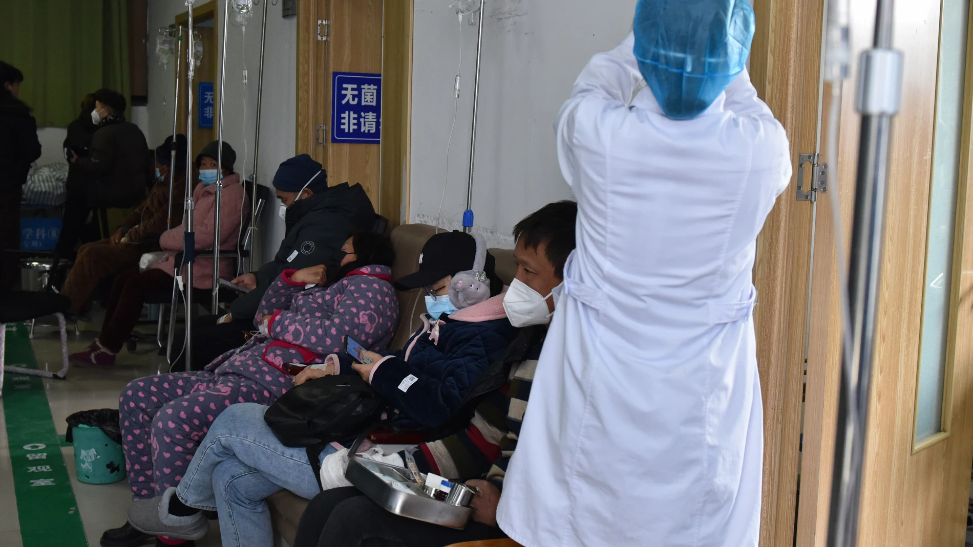 Una enfermera trata a pacientes infectados con Covid-19 en el Hospital Popular nº 2 de la ciudad de Fuyang (China)