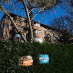 Dos carteles de alquiler de vivienda en Madrid