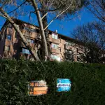 Dos carteles de alquiler de vivienda en Madrid