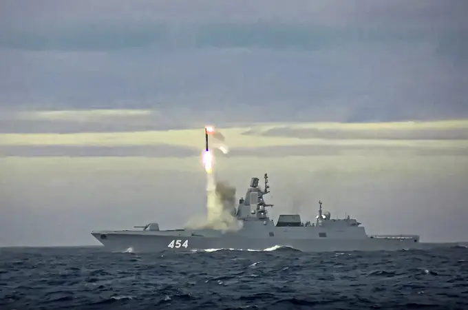 La Marina Real británica vigila de cerca al “Almirante Gorshkov”, la fragata rusa armada con misiles hipersónicos