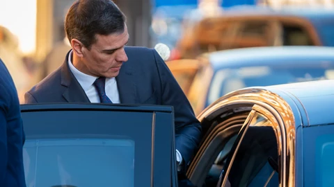 El presidente del Gobierno, Pedro Sánchez, sube al coche tras asistir a la capilla ardiente del ex secretario general de UGT, Nicolás Redondo