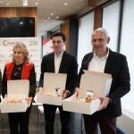 La Escuela Internacional de Cocina de la Cámara de Valladolid entrega 50 roscones solidarios a favor de Cruz Roja en Valladolid para acompañar a las personas sin hogar en el Día de Reyes