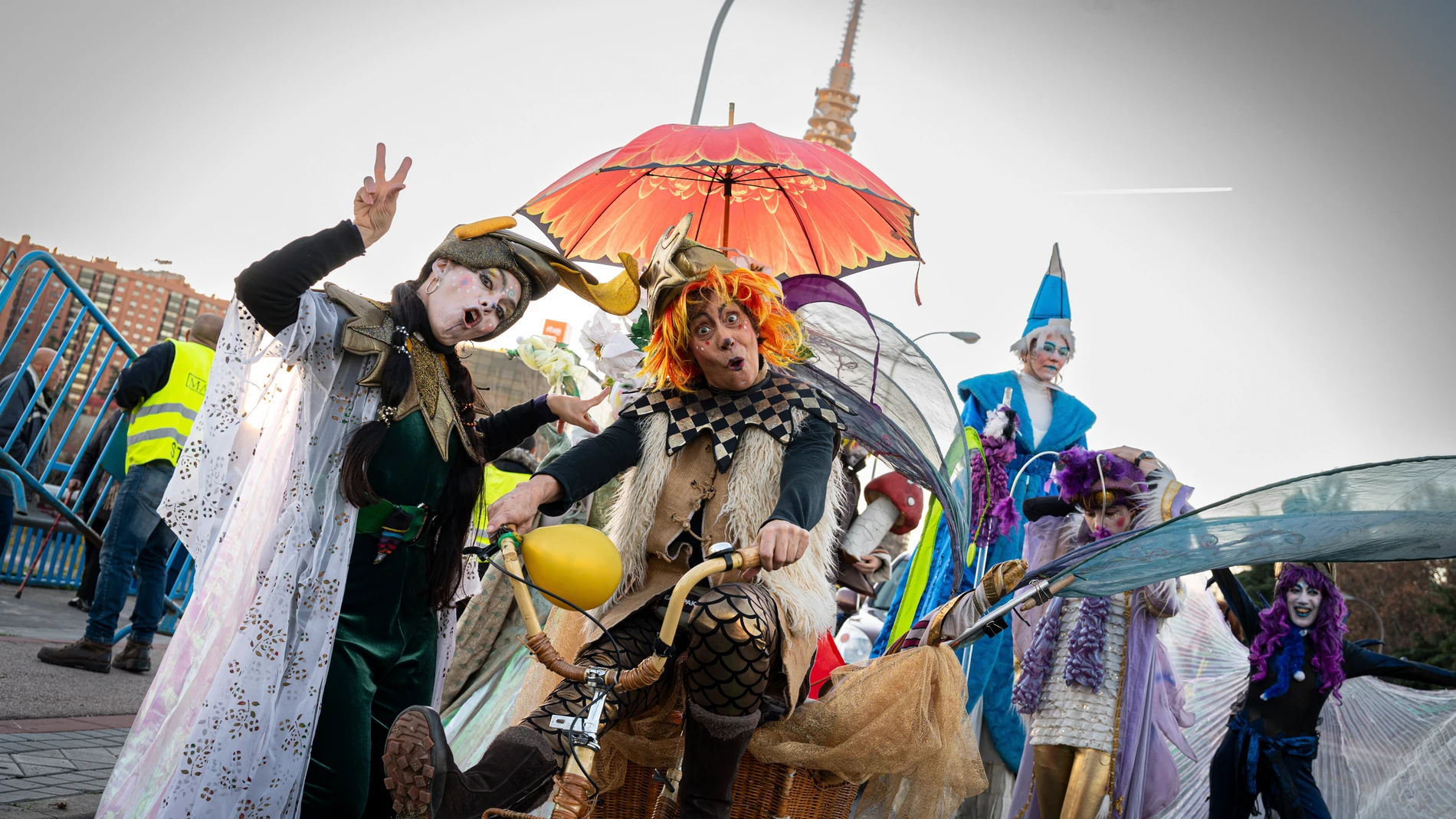 Carrozas y espectáculos durante la cabalgata de Reyes Magos de Ciudad Lineal