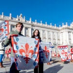 El alcalde de Madrid, José Luis Martínez-Almeida, y la delegada de Cultura, Turismo y Deporte, Andrea Levy, posan a su llegada al acto de los abanderados renacentistas en la plaza de Oriente