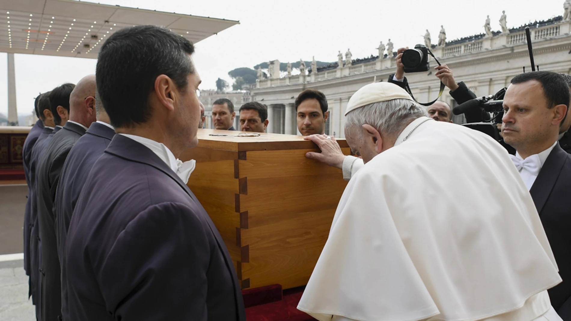 El Papa bendice el ataúd de Benedicto XVI