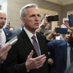 Kevin McCarthy no fue elegido porque congresistas del ala dura de su partido propusieron a dos aspirantes alternativos