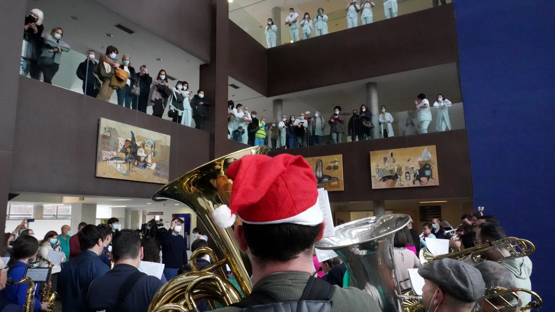 La Banda de la Escuela Municipal de Música ‘Mariano de las Heras’ del Ayuntamiento de Valladolid (EMMVA) celebra un concierto de Navidad en el vestíbulo principal del Hospital Universitario Río Hortega, con la intención de acercar las músicas navideñas e infantiles que interpretarán durante la Cabalgata de Reyes a los enfermos y familiares que no van a poder acercarse a verla