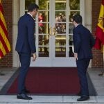 El presidente del Gobierno, Pedro Sánchez, recibe al presidente de la Generalitat de Cataluña, Pere Aragonès, antes de mantener una reunión este viernes en el Palacio de la Moncloa.