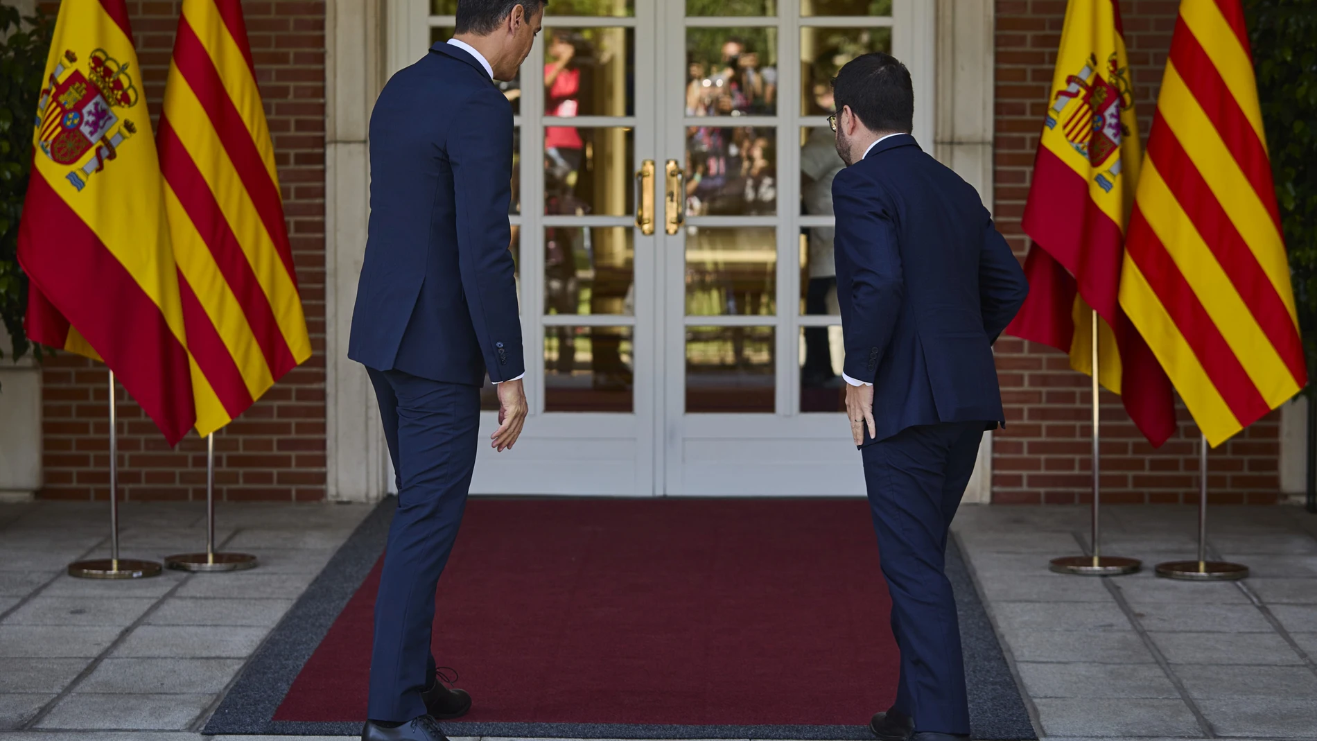 El presidente del Gobierno, Pedro Sánchez, recibe al presidente de la Generalitat de Cataluña, Pere Aragonès, antes de mantener una reunión este viernes en el Palacio de la Moncloa.