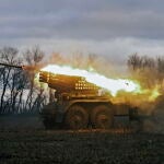 Fuerzas ucranianas disparan un lanzacohetes múltiple en una línea del frente cerca de Bajmut