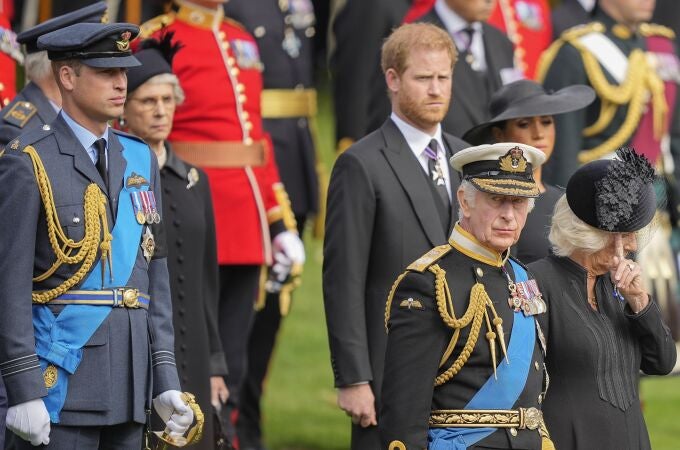 El rey Carlos III, la reina consorte Camilla y el príncipe William, junto a los duques de Sussex