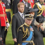 El rey Carlos III, la reina consorte Camilla y el príncipe William, junto a los duques de Sussex