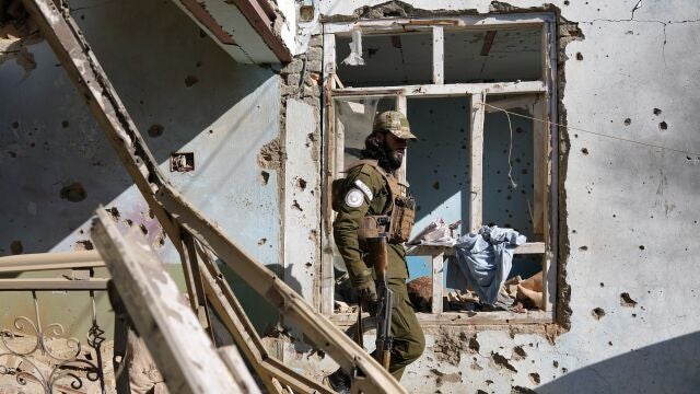 Un combatiente talibán revisa una casa del grupo Estado Islámico que fue destruida en el actual conflicto entre ambos en Kabul, la semana pasada