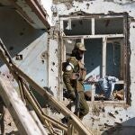 Un combatiente talibán revisa una casa del grupo Estado Islámico que fue destruida en el actual conflicto entre ambos en Kabul, la semana pasada