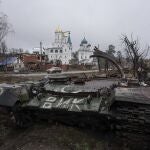 Un tanque ruso destruido junto a una iglesia en Sviatohirsk (Ucrania)