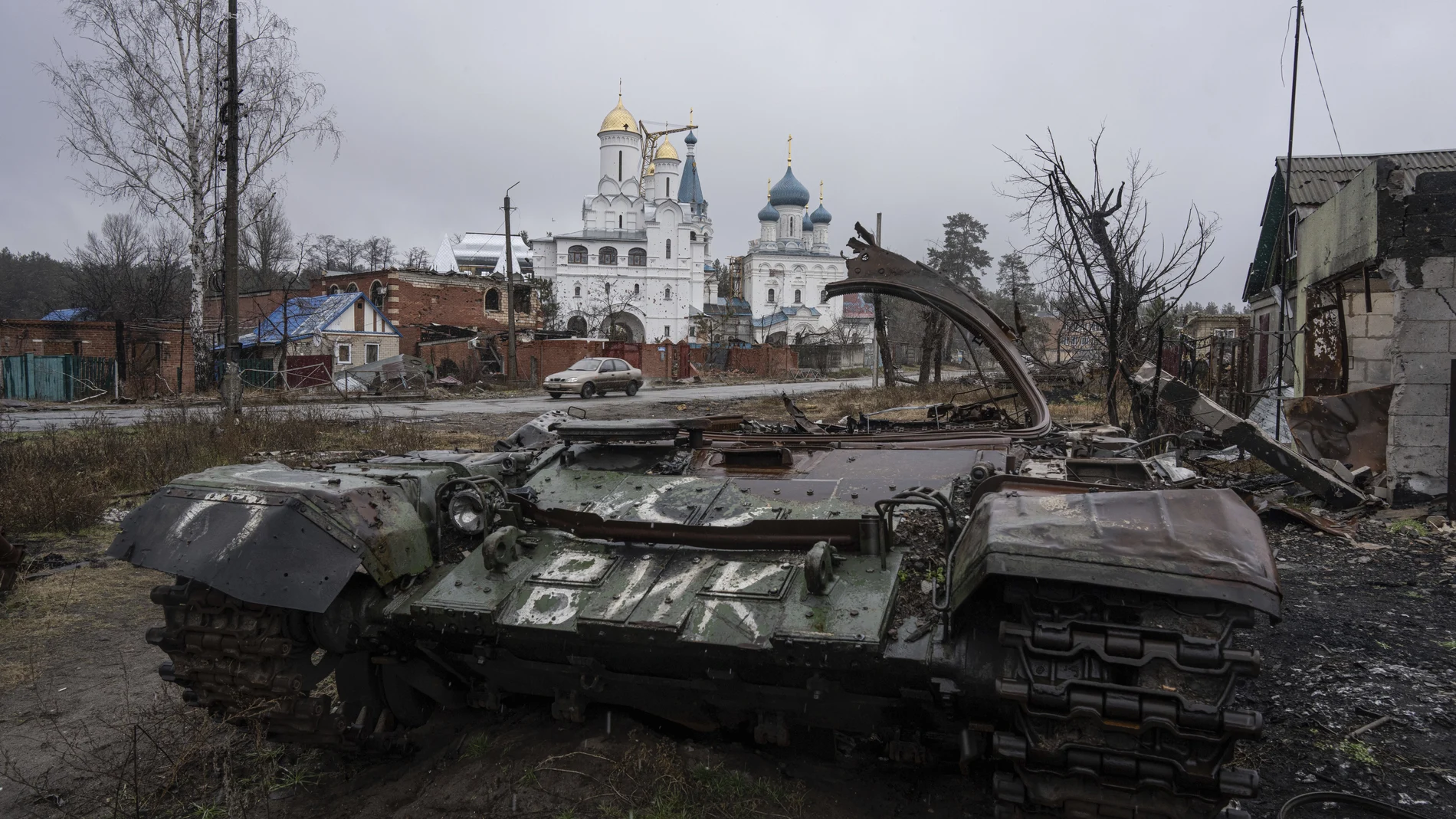 Un tanque ruso destruido junto a una iglesia en Sviatohirsk (Ucrania)