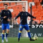 Los jugadores del Cádiz durante el calentamiento previo al encuentro de ayer contra el Valencia