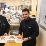 El chef y propietario del restaurante La Fábrica, Ricardo Temiño, elabora el menú del Día de Reyes para los pacientes del Hospital Universitario de Burgos (HUBU)