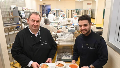 El chef y propietario del restaurante La Fábrica, Ricardo Temiño, elabora el menú del Día de Reyes para los pacientes del Hospital Universitario de Burgos (HUBU)