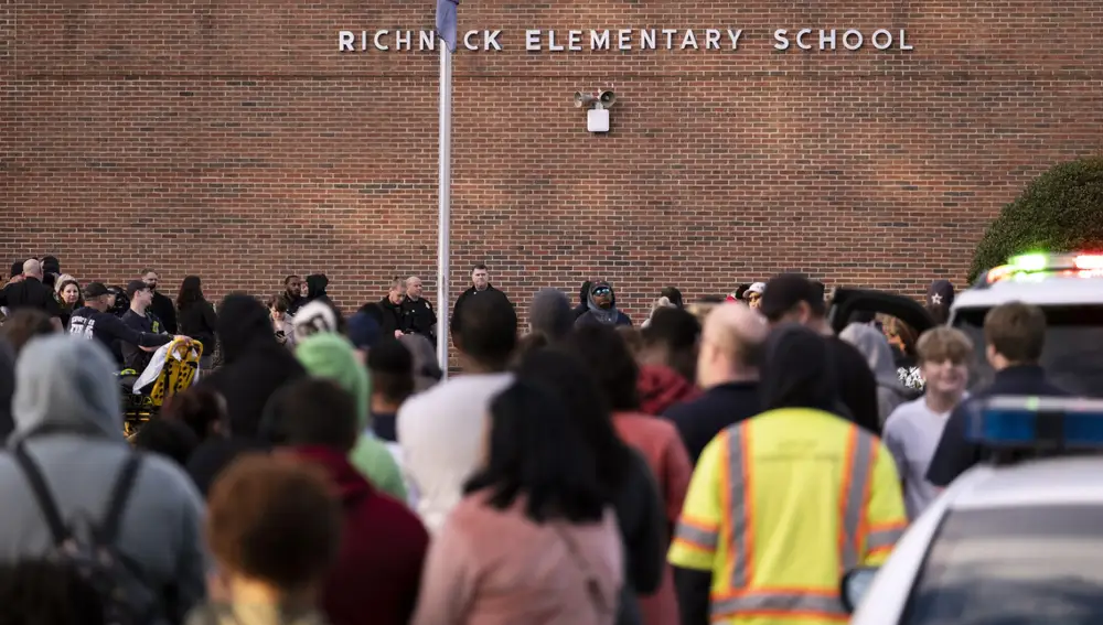 Los estudiantes y la Policía se reúnen fuera de Richneck Elementary School después de un tiroteo, el viernes, en Newport News